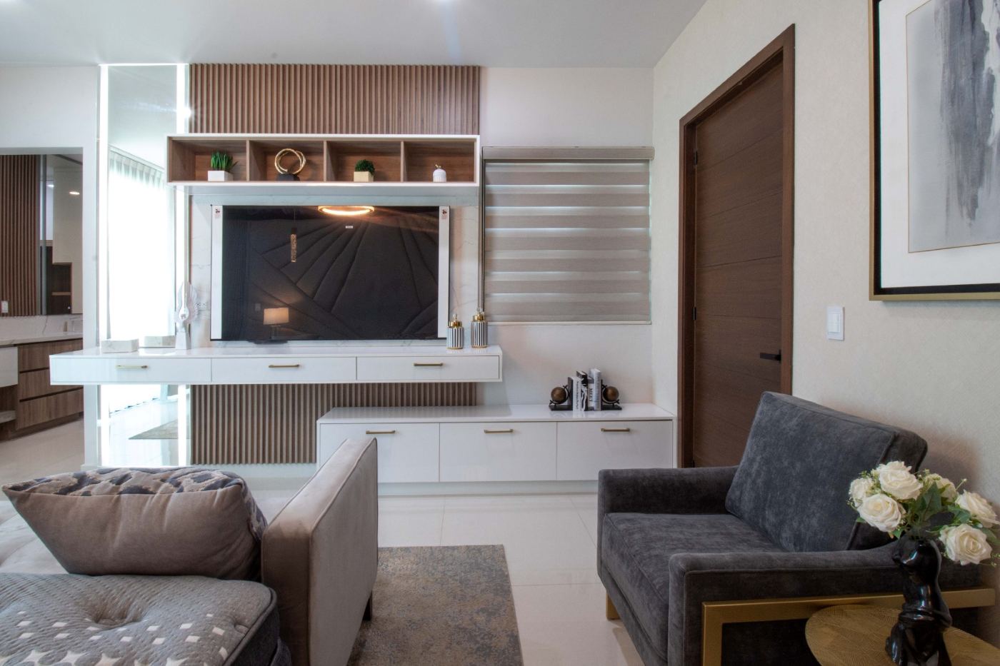Sala con mueble de televisión flotante, panel de listones y repisas